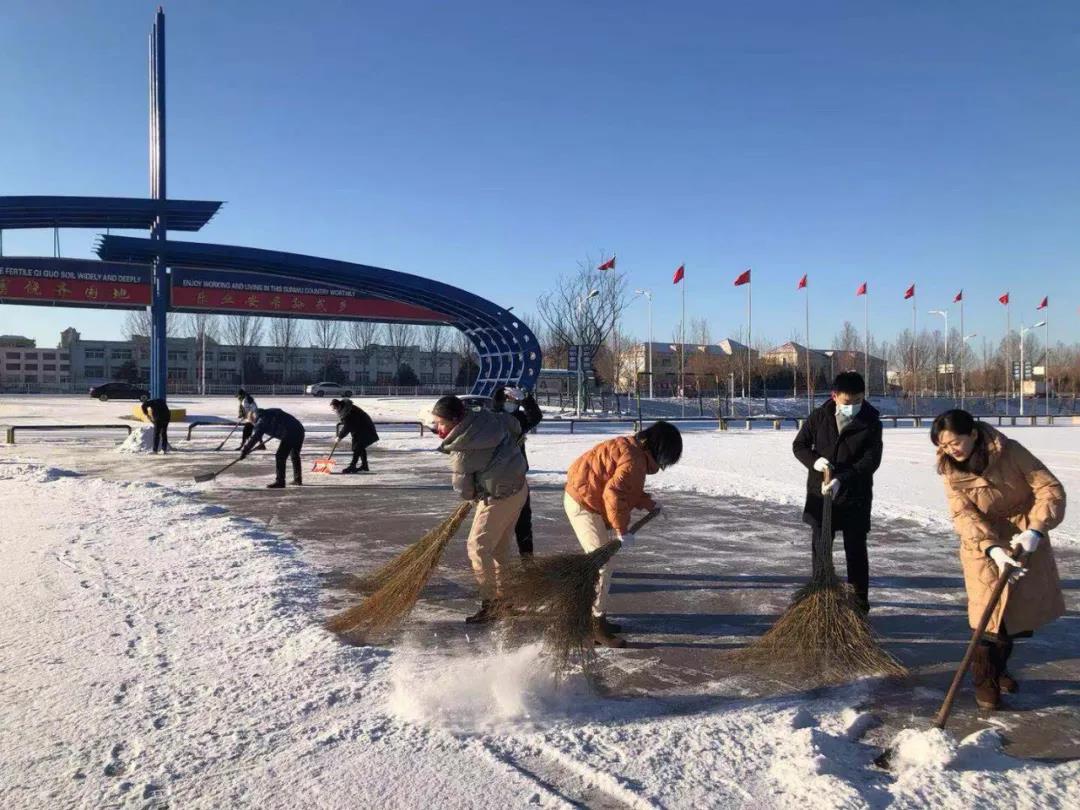 集团广饶公司组织员工扫雪除冰，方便业主、顾客出行