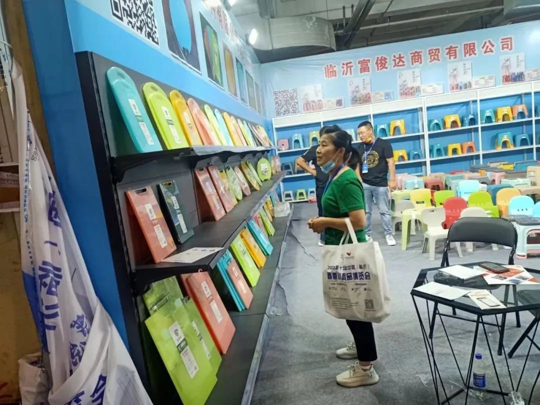 金田阳光各地市场组织百余名商户参加第十四届中国（临沂）小商品博览会