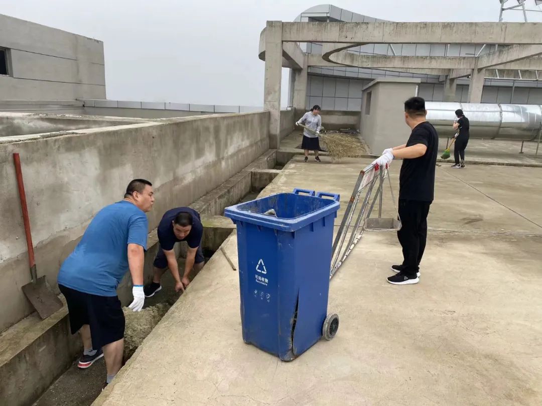 集团董事局主席金位海亲率邯郸公司全体员工进行卫生大扫除