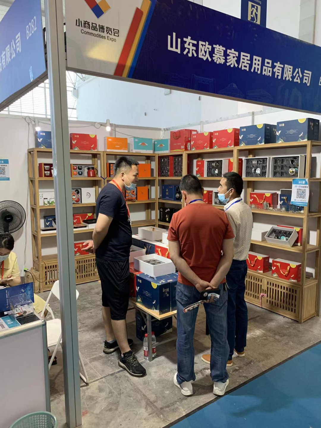 金田阳光各地市场组织百余名商户参加第十四届中国（临沂）小商品博览会